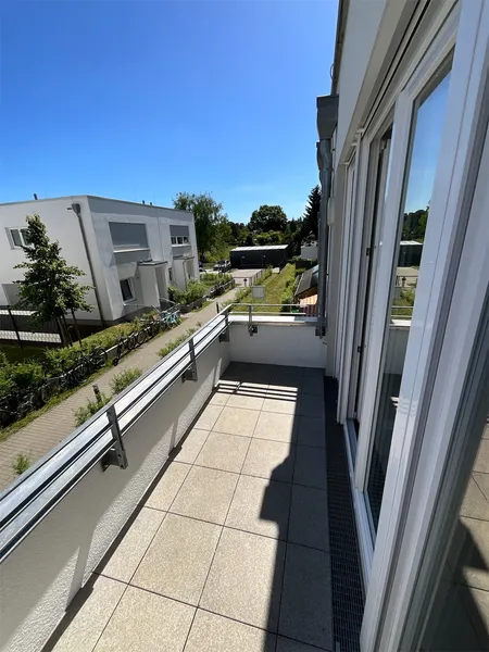 helle und moderne 2-Zi-Wohnung mit Balkon — photo 1
